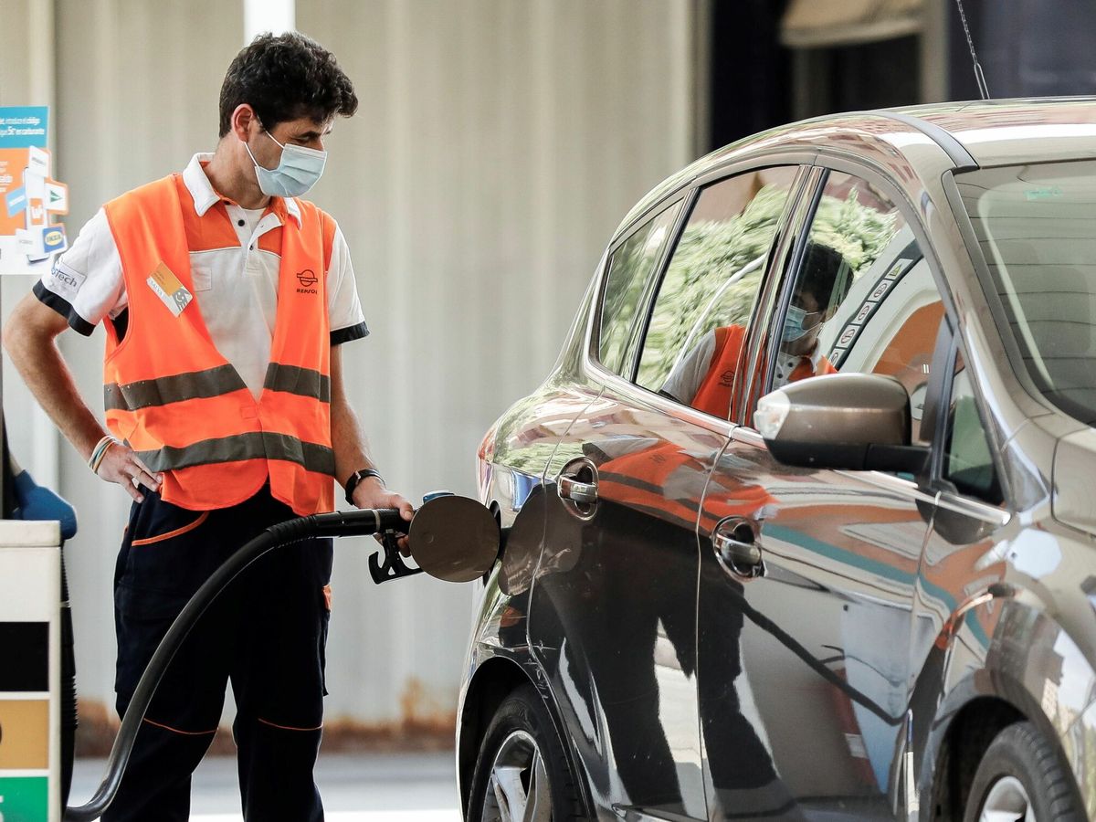 Foto: Trabajador pone gasolina a un coche. (EFE/Ana Escobar)