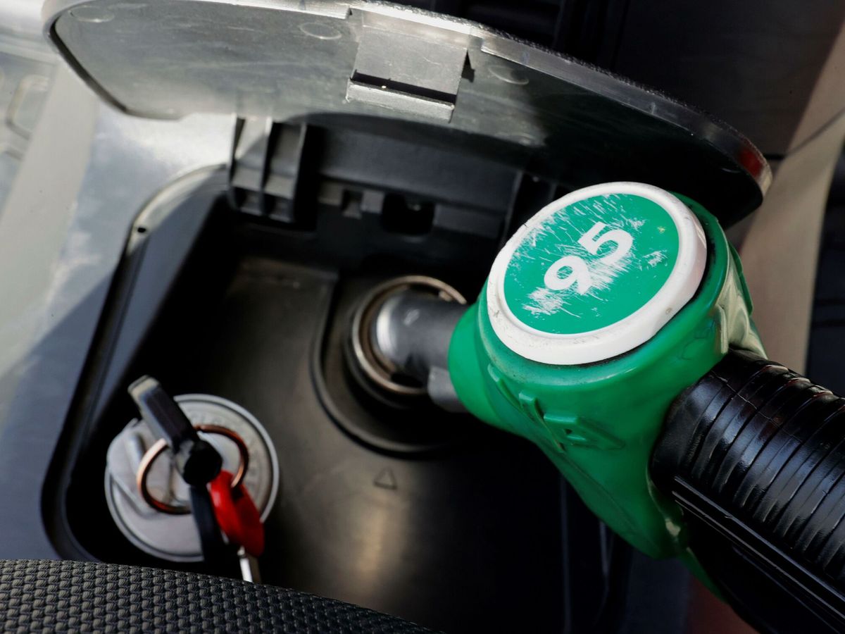 Foto: Un surtidor de gasolina 95 en una gasolinera en Madrid. (EFE/Juan Carlos Hidalgo)