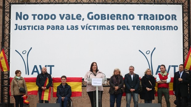 La AVT retira a Marlaska la medalla de honor que le concedió justo antes de ser ministro