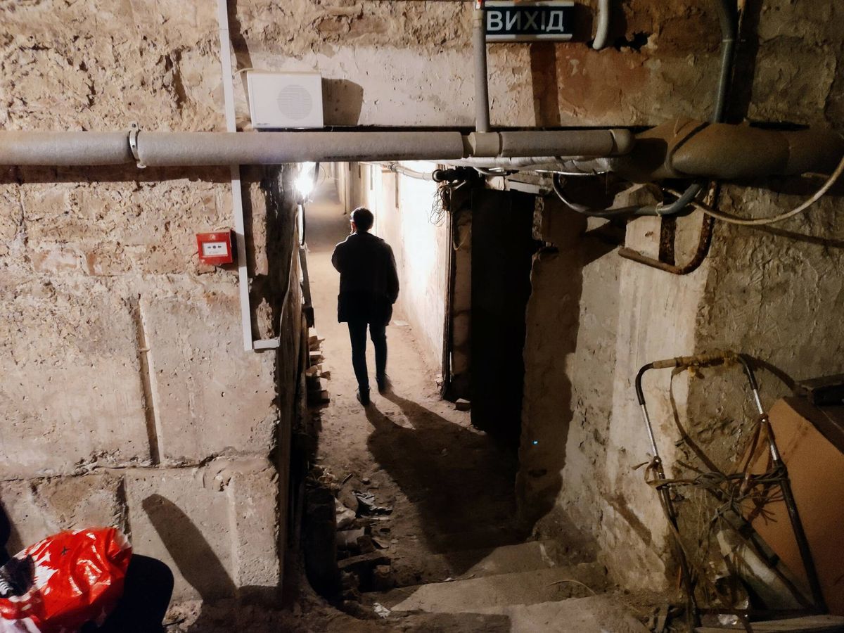 Foto: Matviy, en el interior del búnker en Lviv. (L. Proto)