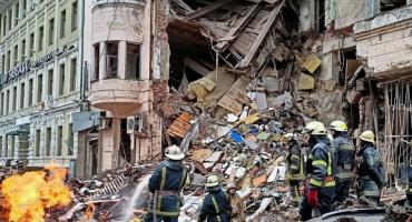 Fuertes ataques rusos: Kiev vuelve a imponer un toque de queda 