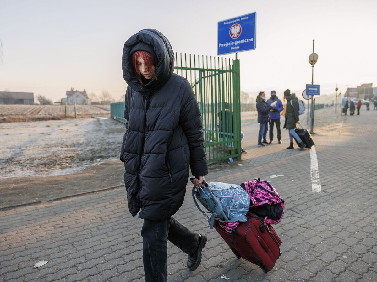 Foto: Imagen de refugiados en la frontera de Polonia con Ucrania. (EFE/Biel Aliño)