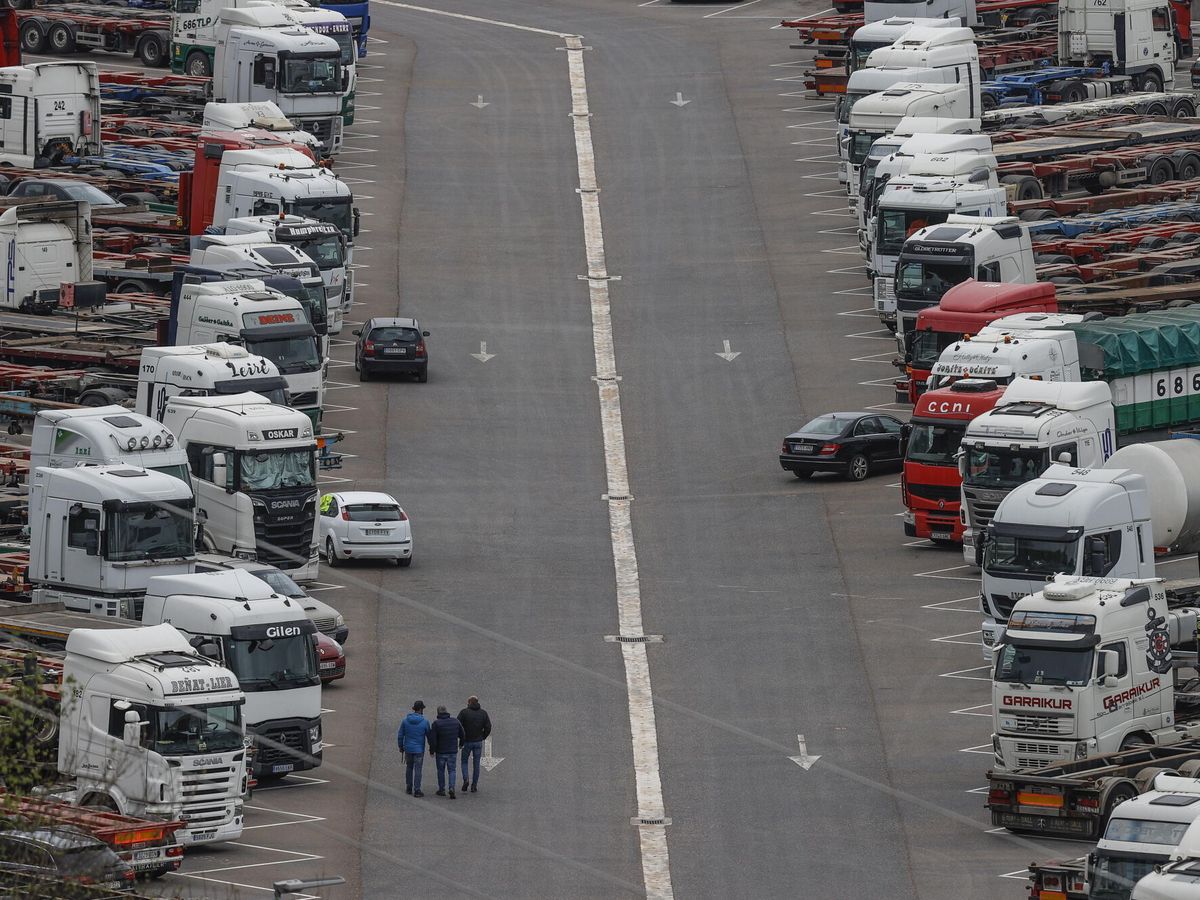 Foto: La Ertzaintza vigila este jueves los accesos al puerto de Bilbao, donde la actividad y el tráfico de camiones de mercancías son escasos en la cuarta jornada del paro. (EFE/Miguel Toña)