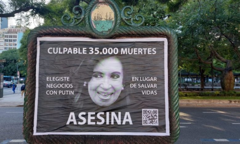 La Justicia ya investiga la pegatina de carteles contra Cristina, en los que fue acusada de asesina