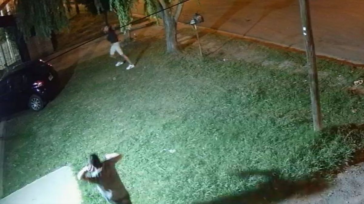 La Matanza: motochorros intentaban robarle el auto y se defendió a los piedrazos