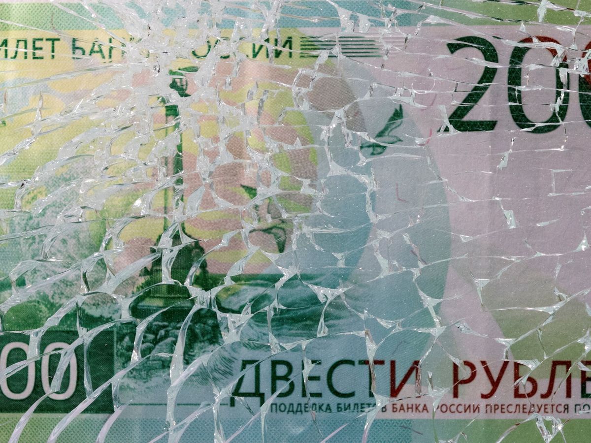Foto: Ilustración de un billete de 200 rublos, vista a través de un cristal roto. (Reuters/Dado Ruvic)