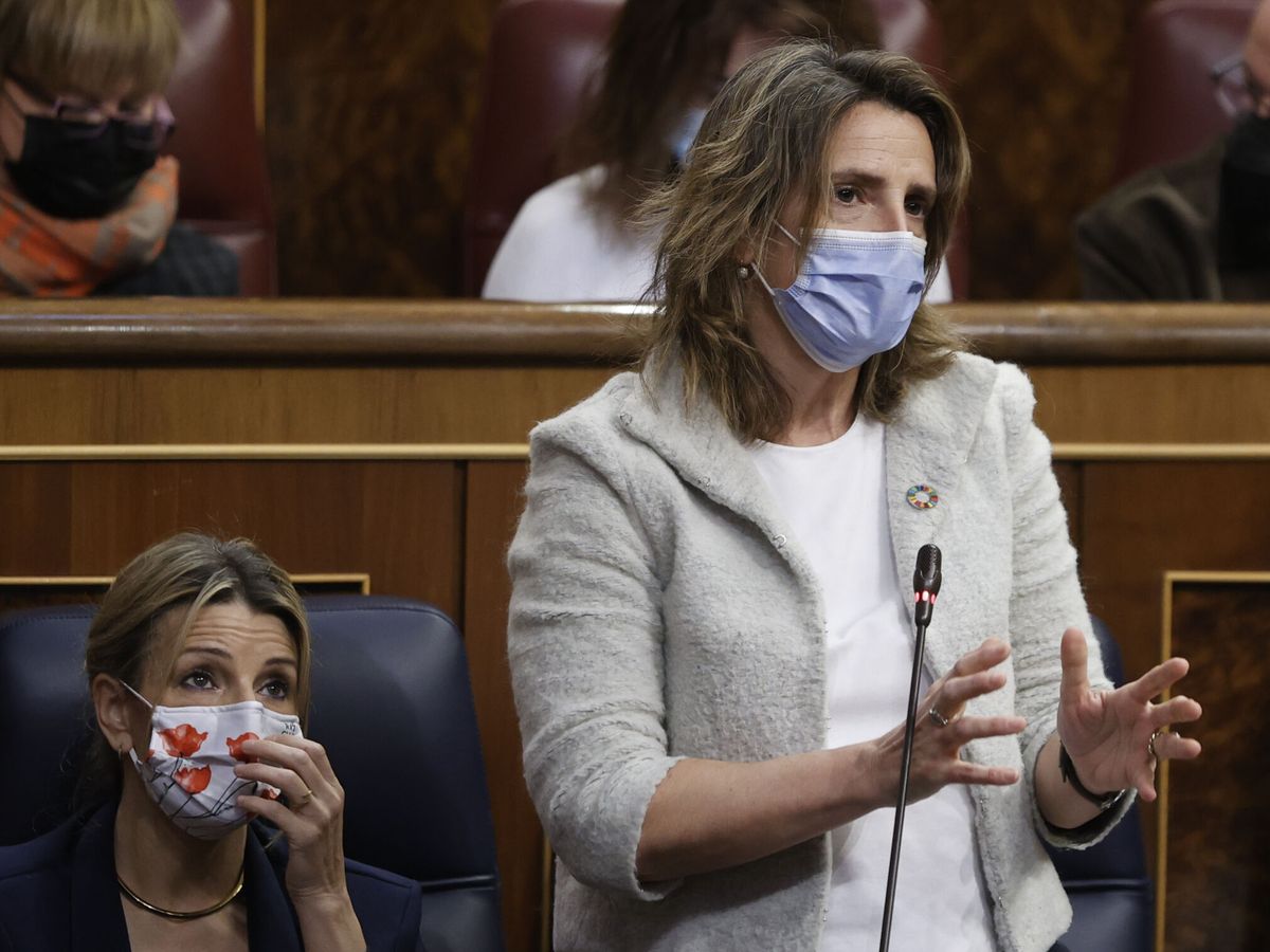 Foto: La vicepresidenta tercera y ministra de Transición Ecológica, Teresa Ribera (d). (EFE/Emilio Naranjo)
