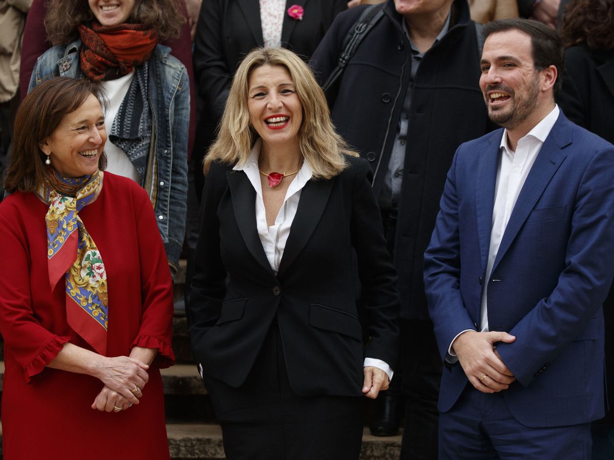 Foto: La vicepresidenta segunda, Yolanda Díaz; el ministro de Consumo, Alberto Garzón, y la directora de la Biblioteca Nacional, Ana Santos, este miércoles antes de celebrar un encuentro con economistas. (EFE/Sergio Pérez)