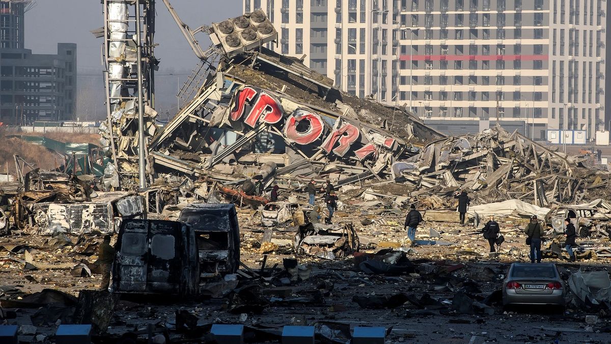 Rusia dice que en el atacado centro comercial de Kiev se guardaban misiles