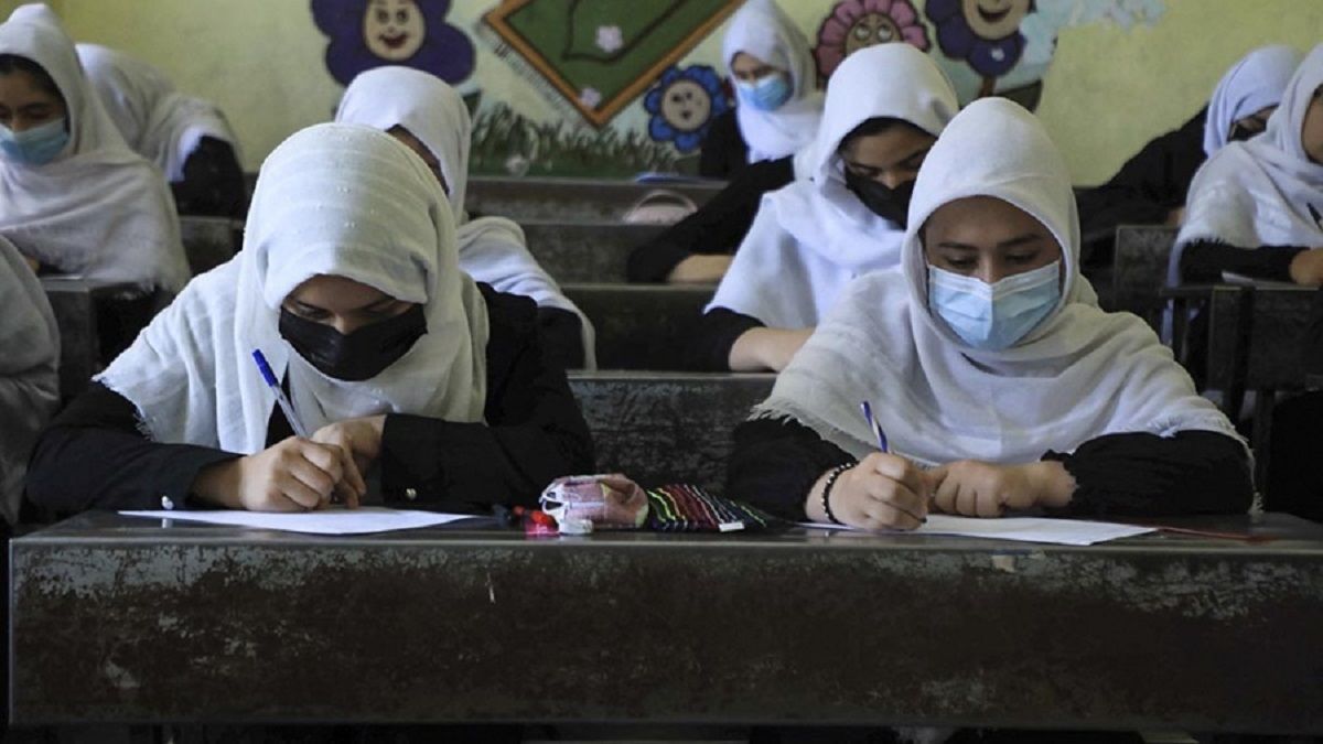 Talibanes cierran las escuelas a las mujeres