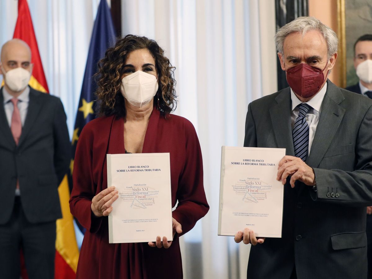 Foto: El presidente del comité de expertos, Jesús Ruiz-Huerta, entrega el 'libro blanco' a la ministra, María Jesús Montero. (Efe/Mariscal)
