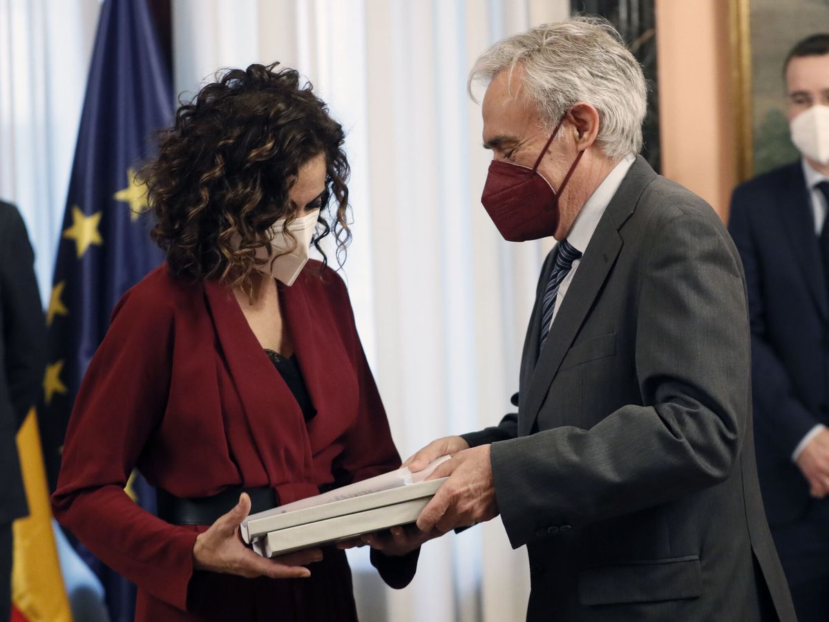 Foto: La ministra Montero recibe el libro blanco de la reforma del sistema tributario. (Efe / Mariscal)
