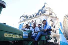 El tractorazo, en vivo: “Gasten menos, arréglense con lo que tienen o dedíquense a otra cosa”, el mensaje del campo al Gobierno