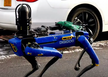 Así es el robot que le grita a las personas para que no salgan de su casa y eviten contagiarse de Covid-19