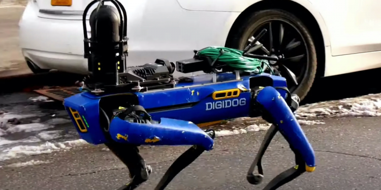 Así es el robot que le grita a las personas para que no salgan de su casa y eviten contagiarse de Covid-19