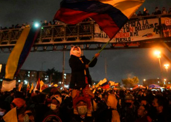 Blindan Bogotá con policías por el primer aniversario del paro nacional en Colombia