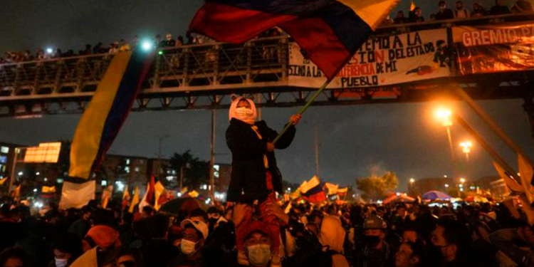 Blindan Bogotá con policías por el primer aniversario del paro nacional en Colombia