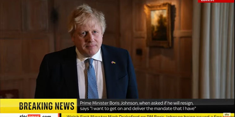 Boris Johnson pide “disculpas completas” por el “party-gate” pero rechaza dimitir