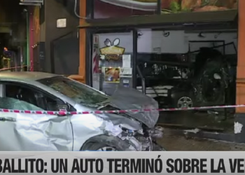 Brutal choque en Boedo terminó con el auto incrustado en un local: hay nueve personas heridas