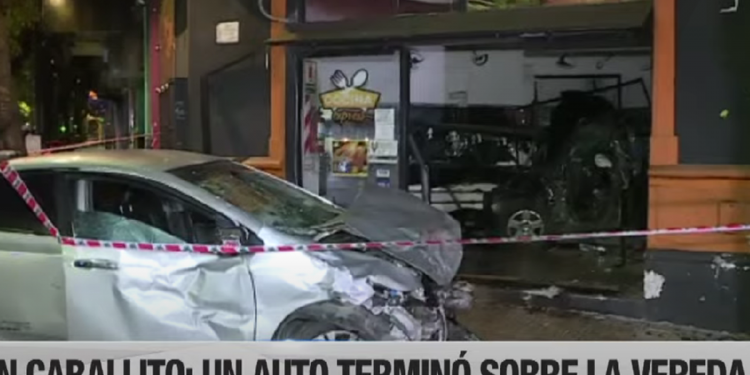 Brutal choque en Boedo terminó con el auto incrustado en un local: hay nueve personas heridas