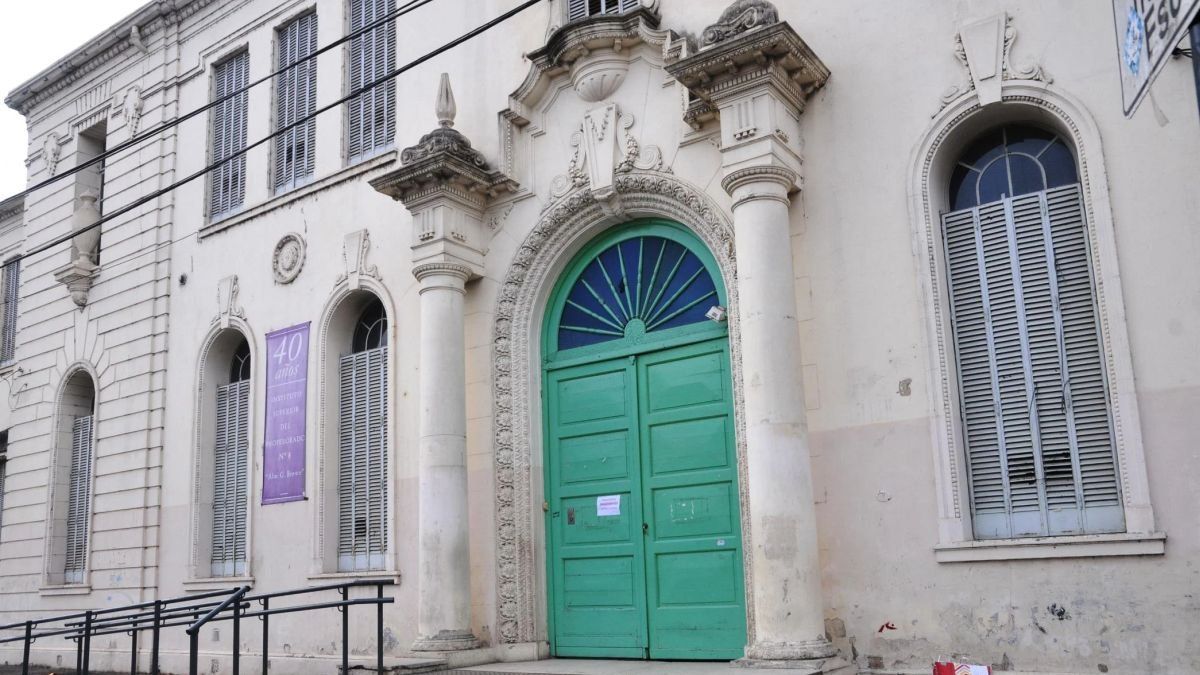 Colocan custodia policial en escuela tras amenaza de “masacre” a través de TikTok