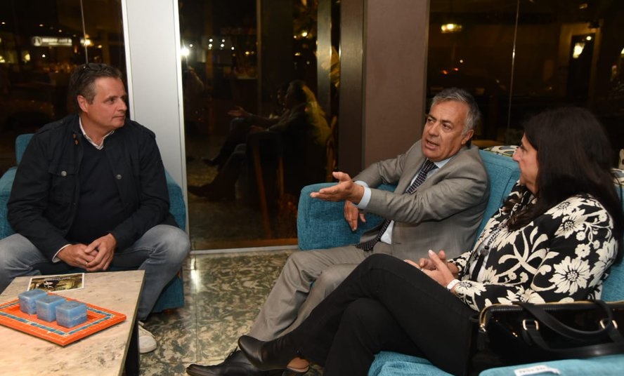 Cornejo analizó con un parlamentario extranjero en Mendoza la “desconectividad” aérea del país