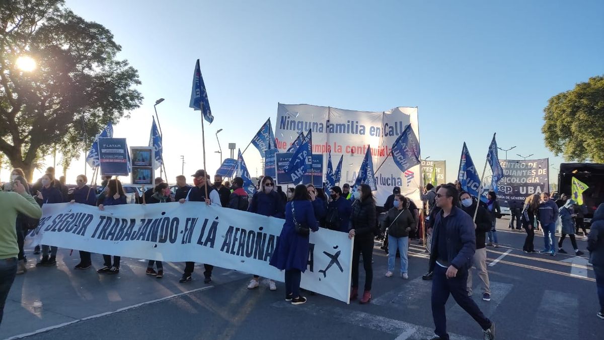 Corte y protesta en la Costanera de Aeroparque por un reclamo de ex empleados de Latam