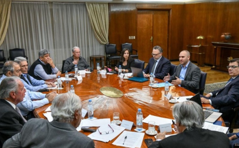 El Gobierno, la CGT y la UIA acordaron adelantar paritarias y presentar una canasta básica de primera necesidad