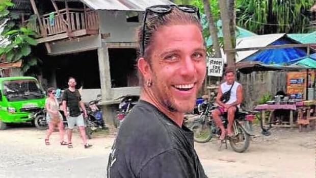El juez ordena detener a los tres policías acusados de la muerte del coruñés Diego Bello en Filipinas