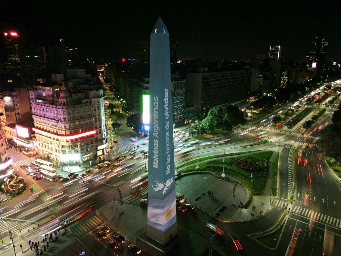 El Obelisco, el Congreso y otros lugares emblemáticos de la Ciudad, iluminados por Malvinas