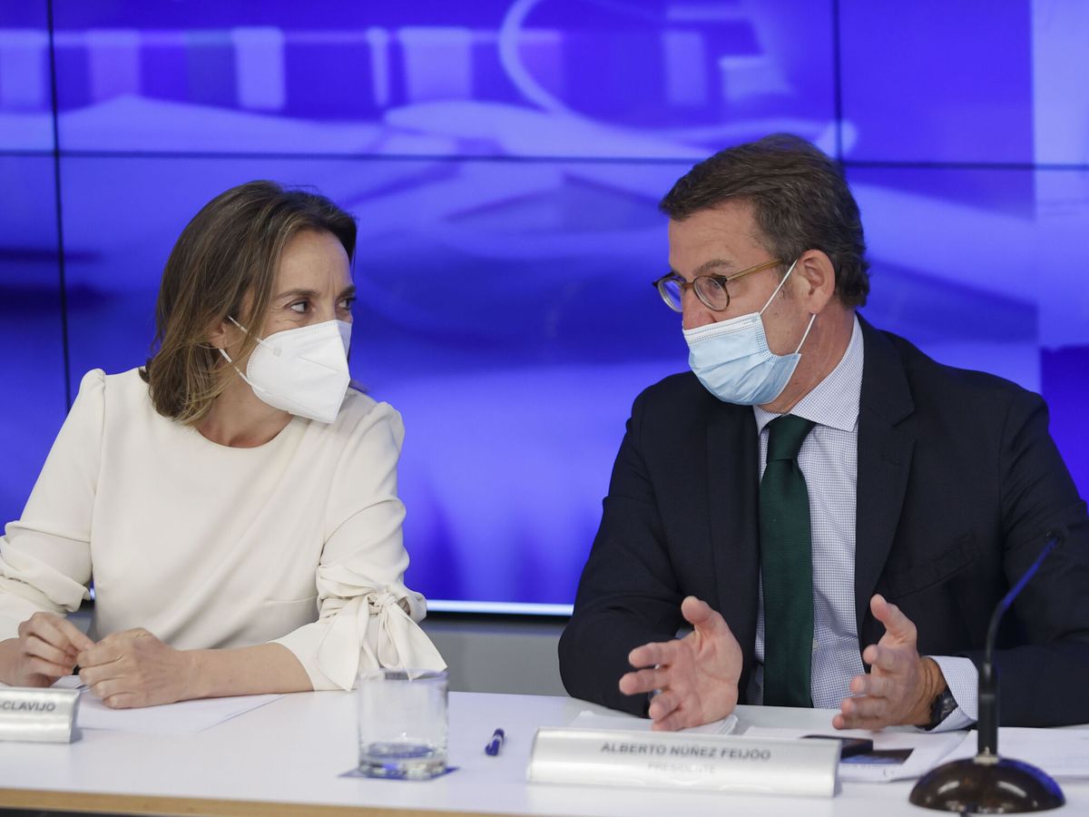 Foto: El líder del PP, Alberto Núñez Feijóo, conversa con la secretaria general, Cuca Gamarra. (EFE/Emilio Naranjo)