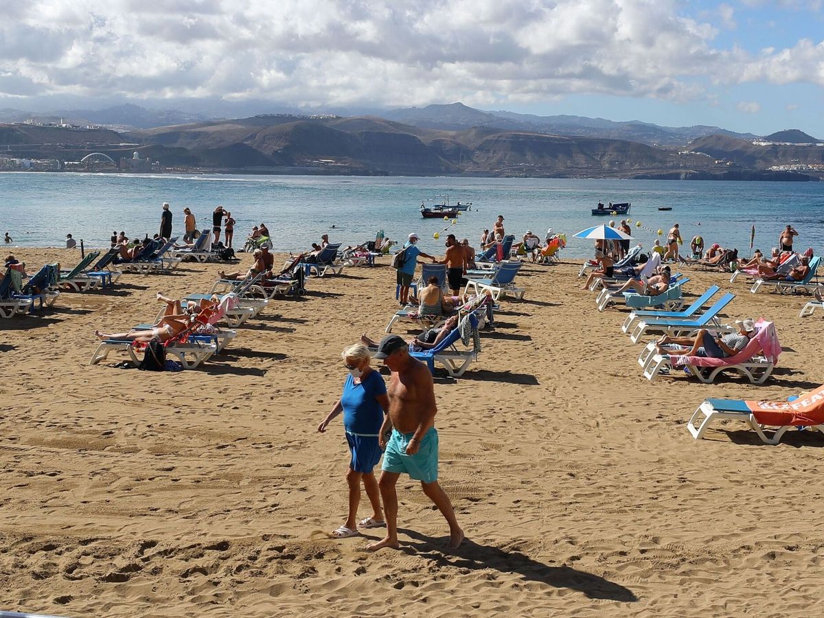 Foto: Playa de Las Canteras en Las Palmas de Gran Canaria. (EFE/Elvira Urquijo A.)