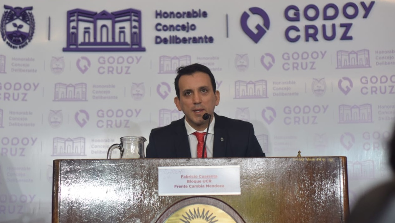 Godoy Cruz aprobó una ordenanza que penaliza protestas y prohíbe a los artistas callejeros