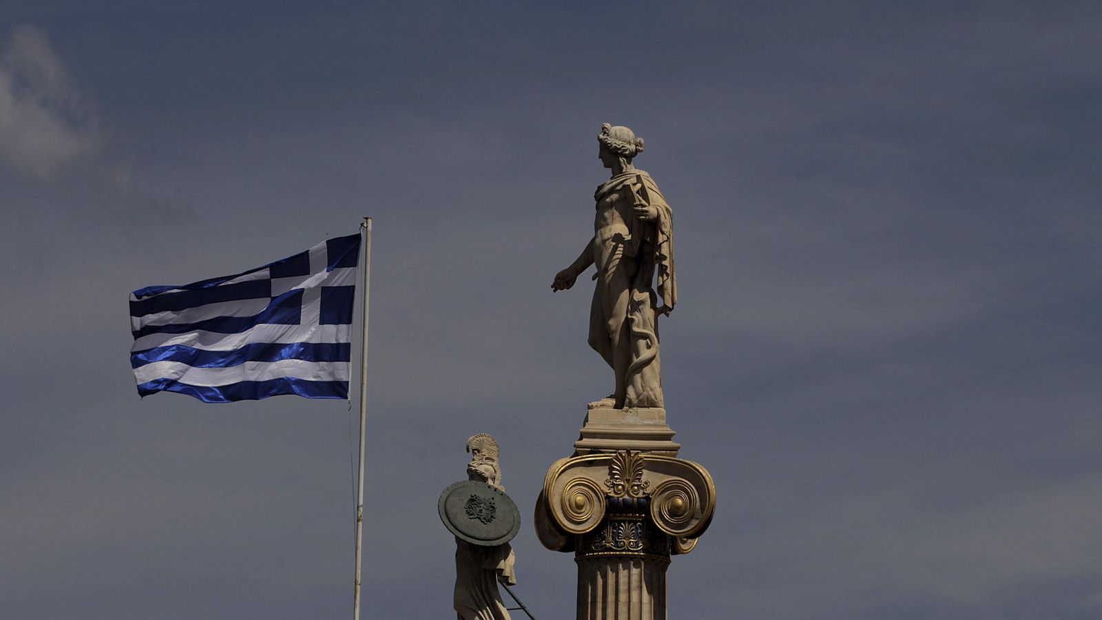 Foto: Una bandera de Grecia ondea en Atenas. (EFE)