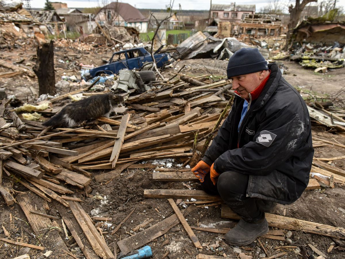 Foto: Un hombre en la ciudad de Borodyanka, tras la salida de las tropas rusas. (EFE/Oleg Petrasyuk)
