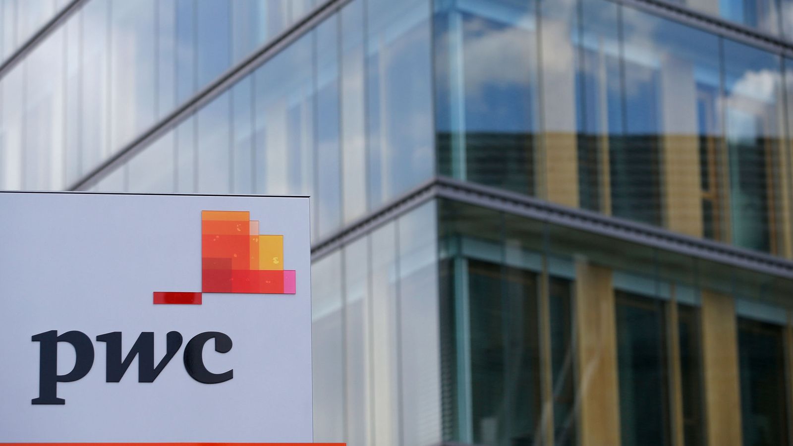 La patronal de las consultoras propone un convenio con jornadas excepcionales de 12 horas