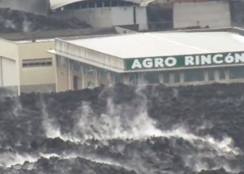Lluvia y lava, la combinación que recuerda las altas temperaturas de La Palma