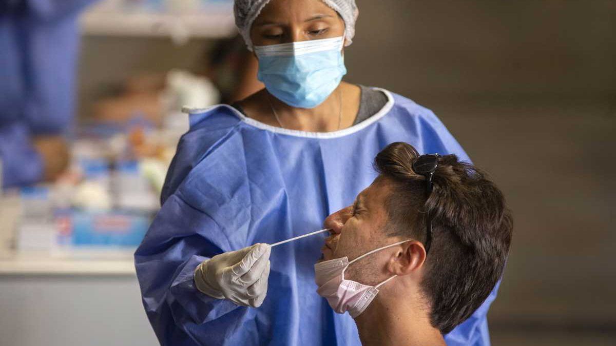 Muertes y contagios de Covid-19 descienden a nivel mundial