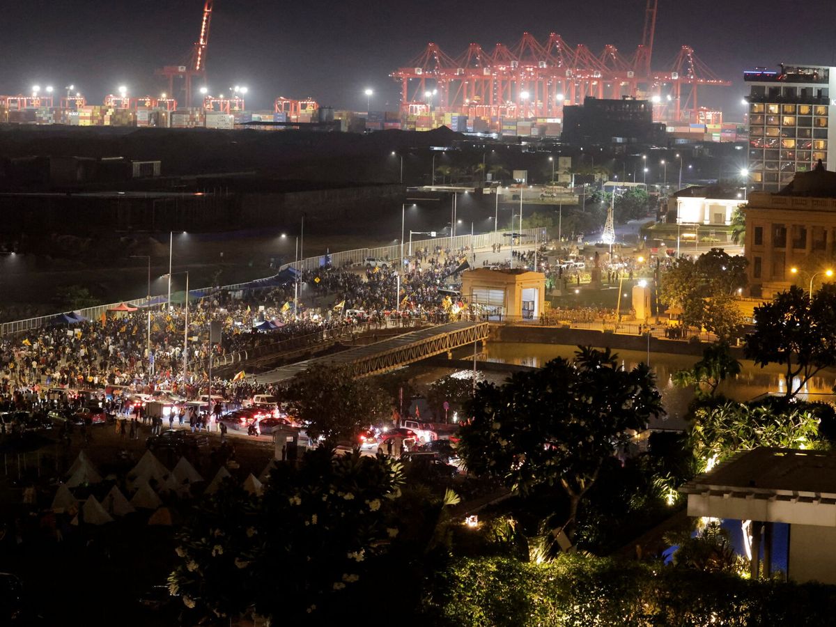 Foto: Los manifestantes se reúnen frente a la Secretaría Presidencial durante una protesta contra el presidente de Sri Lanka, Gotabaya Rajapaksa, en medio de la crisis económica del país, en Colombo, Sri Lanka, el 10 de abril. (Reuters/Dinuka Liyanawatte)