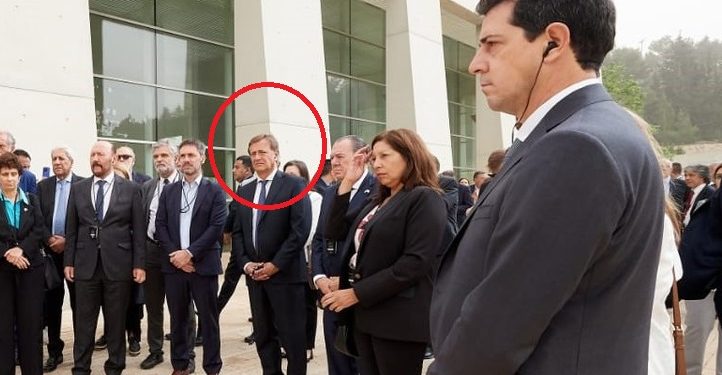 Suarez junto a Eduardo “Wado” De Pedro en un homenaje a víctimas del Holocausto en Israel