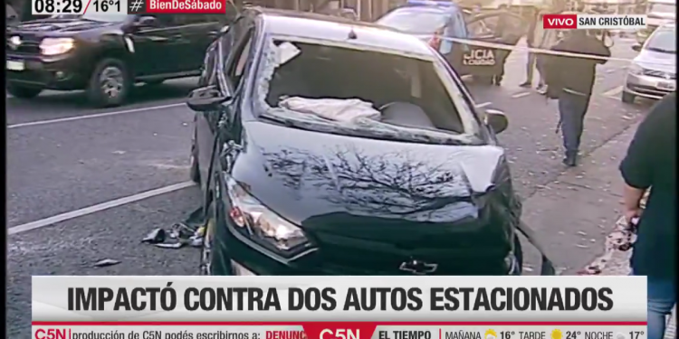 Triple choque y vuelco en San Cristóbal: tres personas resultados heridas