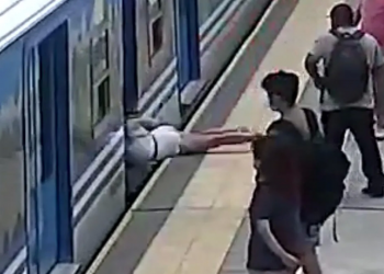 Una mujer se desvaneció, cayó a las vías cuando llegaba el tren y se salvó de milagro
