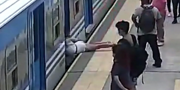 Una mujer se desvaneció, cayó a las vías cuando llegaba el tren y se salvó de milagro