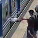 Una mujer se desvaneció, cayó a las vías cuando llegaba el tren y se salvó de milagro