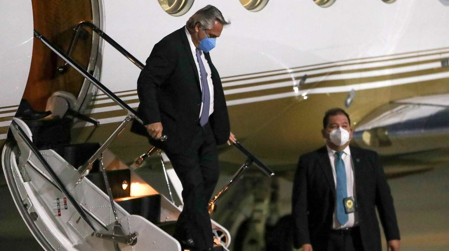 El Presidente sale de gira en medio de la escalada de la tensión interna y con la unidad en duda