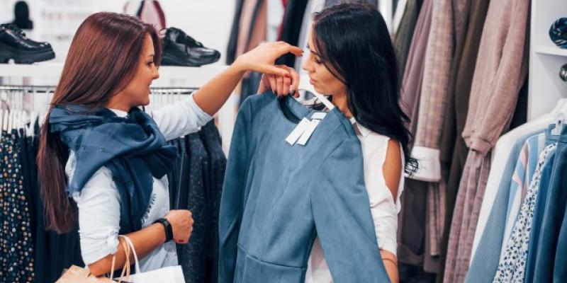 Precios insólitos: un par de zapatillas vale lo mismo que un alquiler, una camisa igual que un salario mínimo