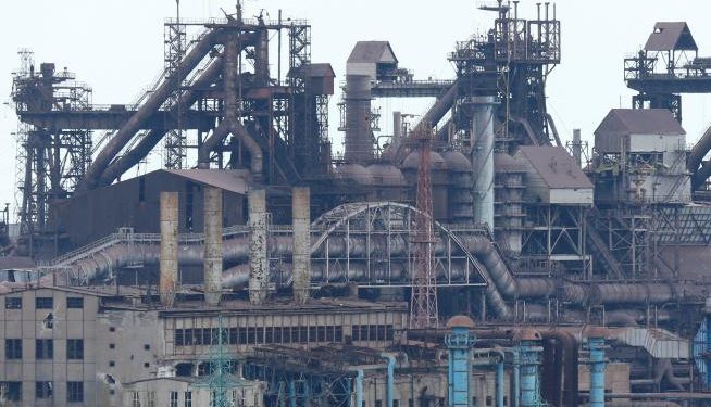 Invasión a Ucrania: más de mil combatientes y 100 civiles resisten el ataque ruso en la acería de Mariupol