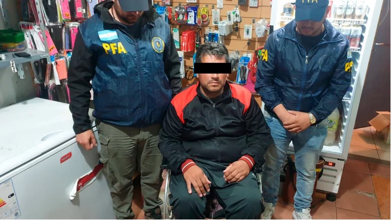 Encontró un pendrive en la mochila de su pareja, lo abrió y descubrió que violaba a su hija y la filmaba