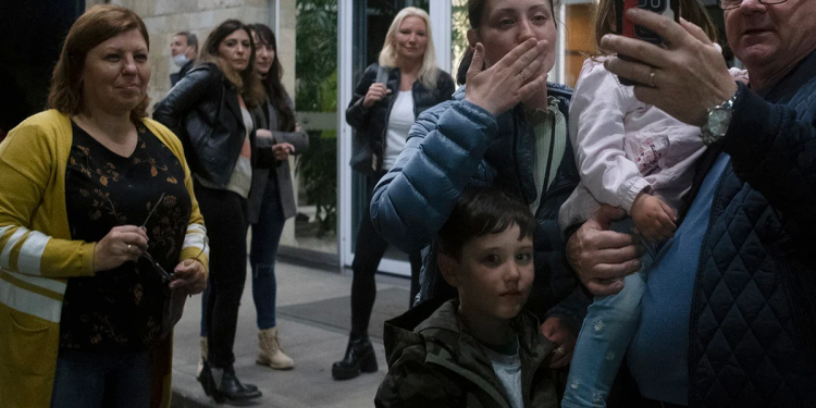 Cinco ucranianos llegaron a Argentina gracias a un vuelo humanitario