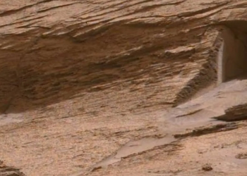 Comparten la imagen de una puerta en Marte